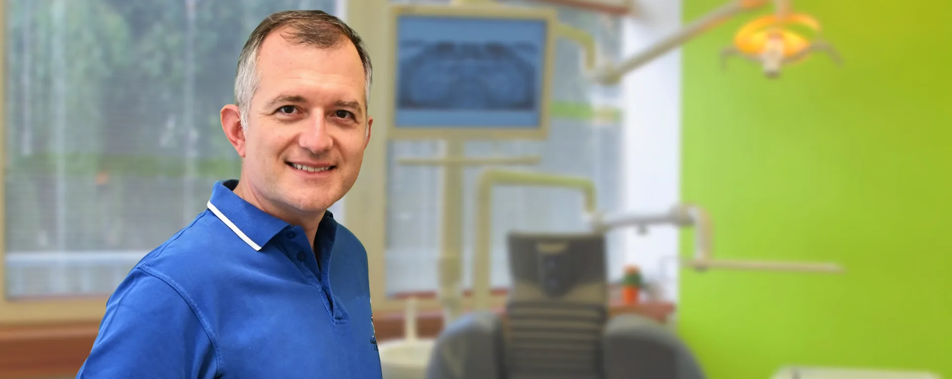 Dr. med. dent. Michael Adler im Behandlungszimmer des Swiss Dental Center in Zürich
